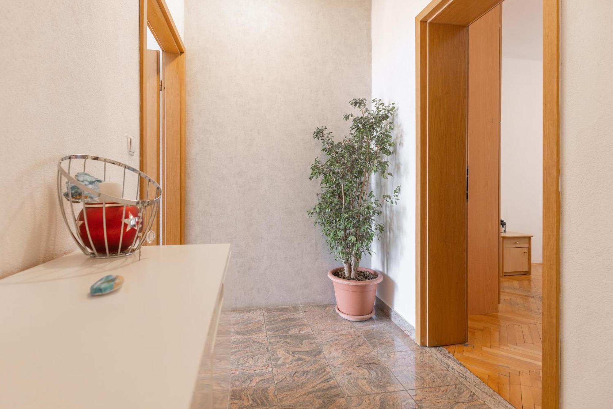 Apartman Nora Omis Luaran gambar