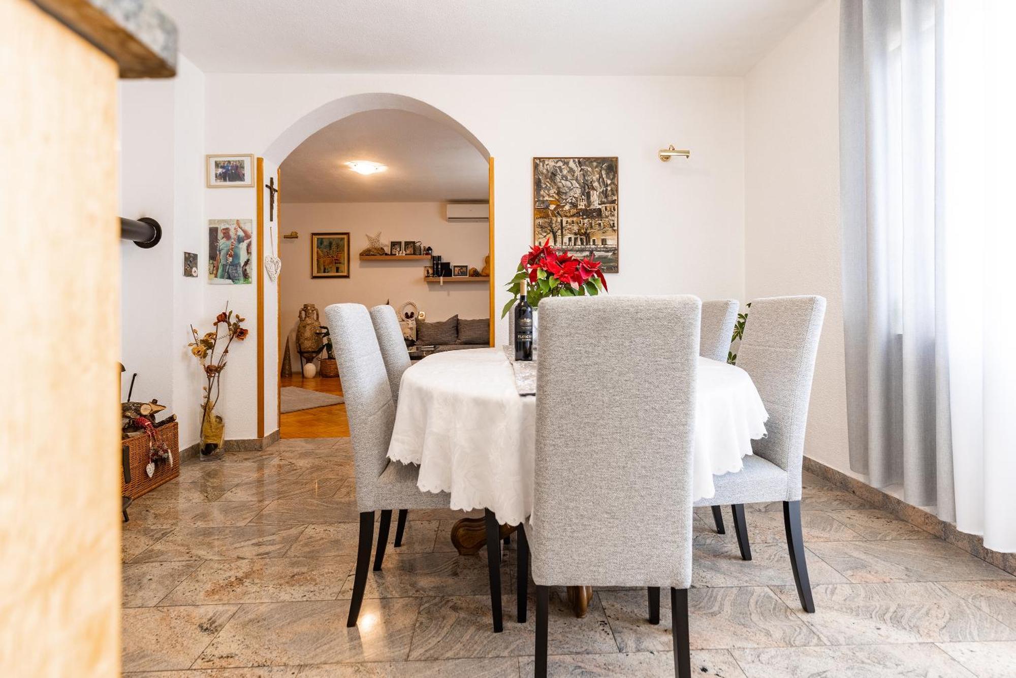 Apartman Nora Omis Luaran gambar
