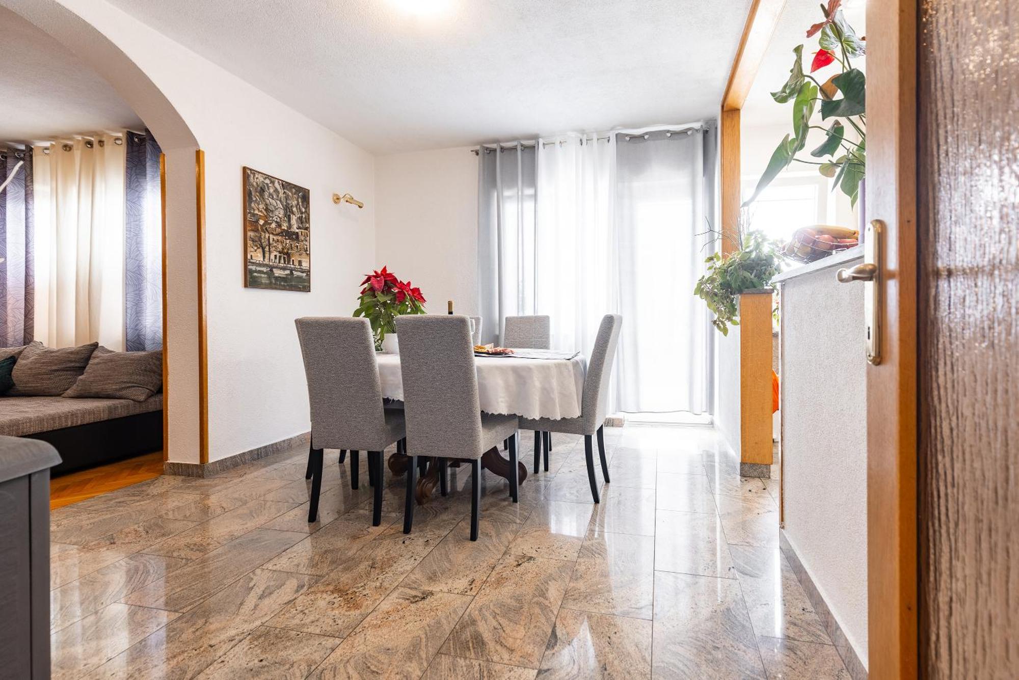 Apartman Nora Omis Luaran gambar